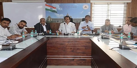 ಅಧಿಕಾರಿಗಳ ಸಭೆಯಲ್ಲಿ ಜಮೀರ್ ಅಹ್ಮದ್ ಖಾನ್