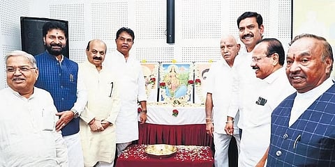 ಬೆಂಗಳೂರಿನ ಬಿಜೆಪಿ ಕಚೇರಿಯಲ್ಲಿ ಬಿಜೆಪಿ ರಾಜ್ಯಾಧ್ಯಕ್ಷ ಬಿ.ವೈ.ವಿಜಯೇಂದ್ರ ಪಕ್ಷದ ಮುಖಂಡರಾದ ಬಿ.ಎಸ್.ಯಡಿಯೂರಪ್ಪ, ಡಿ.ವಿ.ಸದಾನಂದಗೌಡ, ಸಿ.ಟಿ.ರವಿ, ಬಸವರಾಜ ಬೊಮ್ಮಾಯಿ, ಕೆ.ಎಸ್.ಈಶ್ವರಪ್ಪ, ಆರ್.ಅಶೋಕ, ಗೋವಿಂದ್ ಕಾರಜೋಳ ಅವರೊಂದಿಗೆ