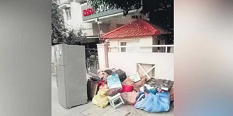 ಮನೆಯಿಂದ ಸಾಮಾನು ಹೊರಹಾಕಿರುವುದು