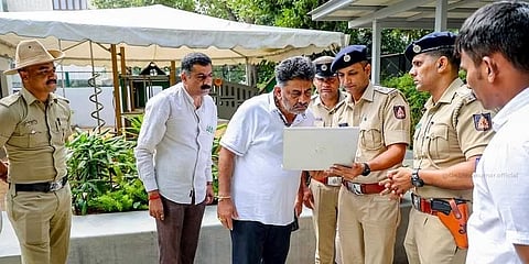 ಪೊಲೀಸರಿಂದ ಮಾಹಿತಿ ಪಡೆಯುತ್ತಿರುವ ಡಿಕೆ.ಶಿವಕುಮಾರ್.