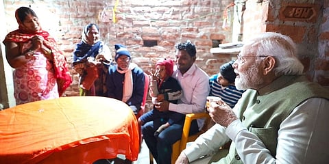 ಉಜ್ವಲಾ ಯೋಜನೆ ಫಲಾನುಭವಿ ಮನೆಯಲ್ಲಿ ಚಹಾ ಸೇವಿಸುತ್ತಿರುವ ಪ್ರಧಾನಿ ಮೋದಿ