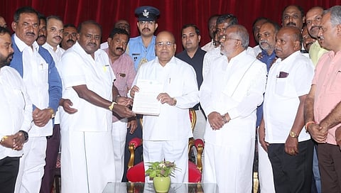 ಬರ ಅಧ್ಯಯನ ವರದಿಯನ್ನು ರಾಜ್ಯಪಾಲರಿಗೆ ಸಲ್ಲಿಸುತ್ತಿರುವ ಮಾಜಿ ಸಿಎಂ ಹೆಚ್.ಡಿ.ಕುಮಾರಸ್ವಾಮಿ.