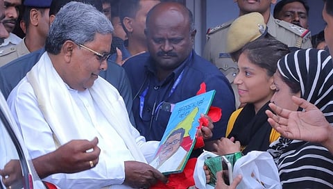 ಮಹಿಳಾ ಮತ್ತು ಮಕ್ಕಳ ಅಭಿವೃದ್ಧಿ  ಮತ್ತು ವಿಕಲಚೇತನರ ಹಾಗೂ ಹಿರಿಯ ನಾಗರಿಕರ ಸಬಲೀಕರಣ ಇಲಾಖೆ ಕಂಠೀರವ ಒಳಾoಗಣ ಕ್ರೀಡಾಂಗಣದಲ್ಲಿ ಆಯೋಜಿಸಿದ್ದ ವಿಶ್ವ ವಿಕಲಚೇತನರ ದಿನಾಚರಣೆಯಲ್ಲಿ ಮುಖ್ಯಮಂತ್ರಿ ಸಿದ್ದರಾಮಯ್ಯ.