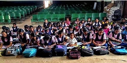 ಕಳೆದ ಮೂರು ವರ್ಷಗಳಿಂದ ಕುರುಗೋಡು ಪಟ್ಟಣದ ಚಿತ್ರಮಂದಿರದಲ್ಲಿ ಸರ್ಕಾರಿ ವಸತಿ ಶಾಲೆಯ ಮಕ್ಕಳು ಕಲಿಯುತ್ತಿದ್ದು, ಅಲ್ಲಿಯೇ ಉಳಿದುಕೊಂಡಿದ್ದಾರೆ. (ಫೋಟೊ | ಎಕ್ಸ್‌ಪ್ರೆಸ್)