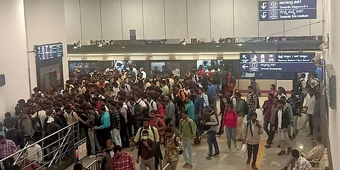 ಪೀಕ್ ಅವರ್‌ನಲ್ಲಿ ಮೆಟ್ರೋ ನಿಲ್ದಾಣ
