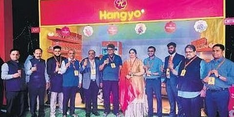 ಇತ್ತೀಚೆಗೆ ಬೆಂಗಳೂರಿನಲ್ಲಿ ನಡೆದ 20ನೇ ವರ್ಷದ ಸಂಭ್ರಮಾಚರಣೆಯಲ್ಲಿ ಹ್ಯಾಂಗ್ಯೋ ಐಸ್ ಕ್ರೀಮ್ ತನ್ನ ಹೊಸ ಲೋಗೋವನ್ನು ಬಿಡುಗಡೆ ಮಾಡಿತು.