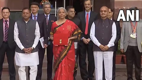 ಬಜೆಟ್ ಪ್ರತಿಯೊಂದಿಗೆ ಕೇಂದ್ರ ವಿತ್ತ ಸಚಿವೆ ನಿರ್ಮಲಾ ಸೀತಾರಾಮನ್.