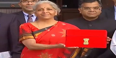 ಕೆಂಪು ಸೀರೆಯಲ್ಲಿ ಕಂಗೊಳಿಸಿದ ಸಚಿವೆ ನಿರ್ಮಲಾ ಸೀತಾರಾಮನ್