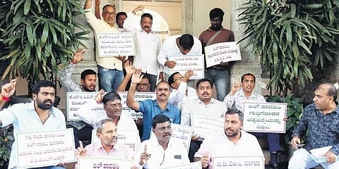ಬಿಲ್ ಪಾವತಿಗೆ ಒತ್ತಾಯಿಸಿ ಗುತ್ತಿಗೆದಾರರ ಫೆಡರೇಷನ್ ಸದಸ್ಯರು ಬೆಂಗಳೂರಿನ ಬಿಬಿಎಂಪಿ ಕೇಂದ್ರ ಕಚೇರಿ ಎದುರು ಪ್ರತಿಭಟನೆ ನಡೆಸಿದರು.