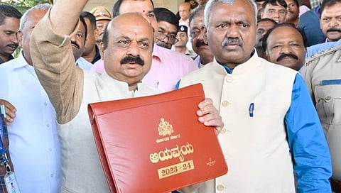 ಬಜೆಟ್ ಪ್ರತಿಯೊಂದಿಗೆ ಸಿಎಂ ಬೊಮ್ಮಾಯಿ