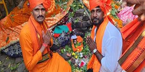 ಕರುಣೇಶ್ವರ ಮಠದ ಸಿದ್ದಲಿಂಗ ಸ್ವಾಮೀಜಿ  ರಾಘವ ಚೈತನ್ಯ ಶಿವಲಿಂಗಕ್ಕೆ ಪೂಜೆ ಸಲ್ಲಿಸಿದರು.