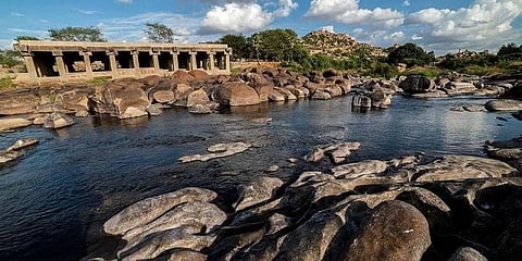 ಹಂಪಿಯ ತುಂಗಭದ್ರಾ ನದಿಯ ಅಂಚಿನಲ್ಲಿರುವ ಪುರಂದರ ಮಂಟಪ. (ಫೋಟೋ ಶಿವಶಂಕರ ಬಣಗಾರ್, ಇಪಿಎಸ್)