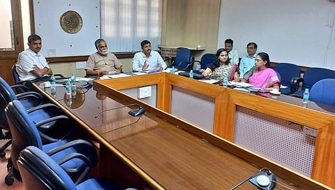 ಅಧಿಕಾರಿಗಳೊಂದಿಗೆ ಸಭೆ ನಡೆಸುತ್ತಿರುವ ಸಚಿವ ಬಿಸಿ ನಾಗೇಶ್.