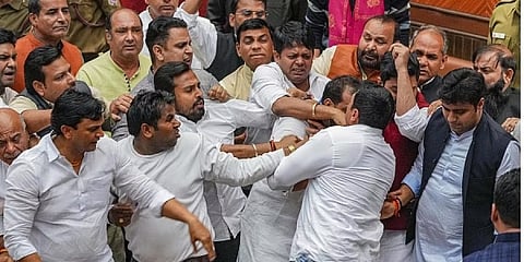 ಎಂಸಿಡಿಯಲ್ಲಿ ಪರಸ್ಪರ ಹೊಡೆದಾಡಿಕೊಂಡ ಎಎಪಿ, ಬಿಜೆಪಿ ಕೌನ್ಸಿಲರ್ ಗಳು