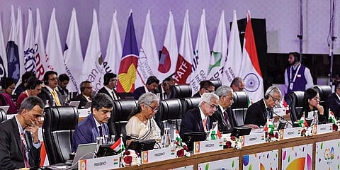 G20 ಹಣಕಾಸು ಮಂತ್ರಿಗಳ ಸಭೆಯಲ್ಲಿ ಭಾರತೀಯ ರಿಸರ್ವ್ ಬ್ಯಾಂಕ್ ಗವರ್ನರ್ ಶಕ್ತಿಕಾಂತ ದಾಸ್ ಮತ್ತು ಇತರ ಗಣ್ಯರೊಂದಿಗೆ ಕೇಂದ್ರ ಹಣಕಾಸು ಸಚಿವೆ ನಿರ್ಮಲಾ ಸೀತಾರಾಮನ್