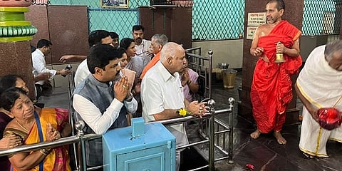 ದೇವಾಲಯದಲ್ಲಿ ವಿಶೇಷ ಪೂಜೆ ಸಲ್ಲಿಸಿದ ಬಿ ಎಸ್ ಯಡಿಯೂರಪ್ಪ ಕುಟುಂಬಸ್ಥರು