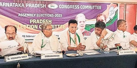 ಬೆಂಗಳೂರಿನಲ್ಲಿ ಗುರುವಾರ ನಡೆದ ಪಕ್ಷದ ಚುನಾವಣಾ ಸಮಿತಿ ಸಭೆಯಲ್ಲಿ ಕಾಂಗ್ರೆಸ್ ಮುಖಂಡರಾದ ವೀರಪ್ಪ ಮೊಯ್ಲಿ, ಸಿದ್ದರಾಮಯ್ಯ, ರಣದೀಪ್ ಸಿಂಗ್ ಸುರ್ಜೇವಾಲಾ ಮತ್ತು ಡಿಕೆ ಶಿವಕುಮಾರ್.