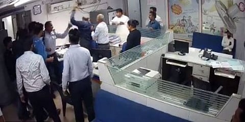 ಬ್ಯಾಂಕ್ ಸಿಬ್ಬಂದಿಗೆ ಥಳಿತದ ಚಿತ್ರ