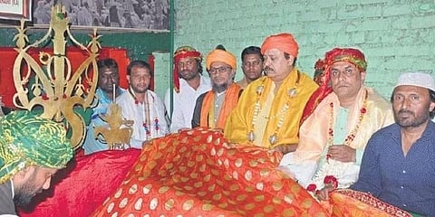 ಇತ್ತೀಚೆಗಷ್ಟೇ ಬಿಜೆಪಿ ಎಂಎಲ್ಎ ಉದಯ್ ಗರುಡಾಚಾರ್ (ಬಲಗಡೆಯಿಂದ ಮೂರನೇಯವರು) ಅಜ್ಮೇರ್ ದರ್ಗಾಕ್ಕೆ ಚಾದರ ಅರ್ಪಿಸಿದರು.