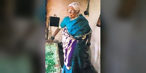 ರಾಜ್ಯೋತ್ಸವ ಪ್ರಶಸ್ತಿ ಪುರಸ್ಕೃತೆ ಮಾದಮ್ಮ.