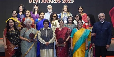 ನ್ಯೂ ಇಂಡಿಯನ್ ಎಕ್ಸ್ ಪ್ರೆಸ್ ಏರ್ಪಡಿಸಿದ್ದ ದೇವಿ ಪ್ರಶಸ್ತಿ ಪ್ರದಾನ ಸಮಾರಂಭದಲ್ಲಿ ಪ್ರಶಸ್ತಿ ಪುರಸ್ಕೃತರೊಂದಿಗೆ ಮಾಜಿ ಐಪಿಎಸ್ ಅಧಿಕಾರಿ ಲೆಫ್ಟಿನೆಂಟ್ ಗವರ್ನರ್ ಕಿರಣ್ ಬೇಡಿ