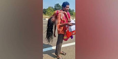 ಪತ್ನಿಯ ಶವ ಹೊತ್ತು ಸಾಗಿದ ಪತಿ