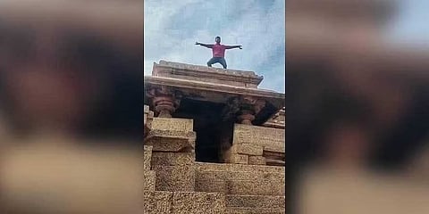ಮಂಟಪದ ಮೇಲೆ ಹತ್ತಿ ಡ್ಯಾನ್ಸ್ ಮಾಡುತ್ತಿರುವ ಯುವಕ.