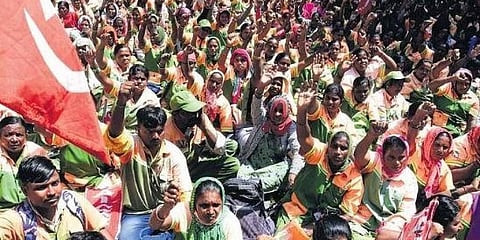 ಪ್ರತಿಭಟನಾನಿರತ ಪೌರಕಾರ್ಮಿಕರು.