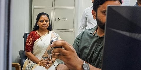 ದೆಹಲಿ ಅಬಕಾರಿ ನೀತಿ ಪ್ರಕರಣಕ್ಕೆ ಸಂಬಂಧಿಸಿದಂತೆ ಜಾರಿ ನಿರ್ದೇಶನಾಲಯ (ಇಡಿ) ಕಚೇರಿಯಲ್ಲಿ ಬಿಆರ್‌ಎಸ್ ಎಂಎಲ್‌ಸಿ ಕೆ ಕವಿತಾ