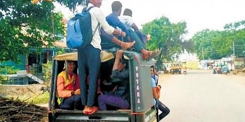 ಪರೀಕ್ಷಾ ಕೇಂದ್ರಗಳಿಗೆ ಆಟೋದಲ್ಲಿ ತೆರಳುತ್ತಿರುವ ವಿದ್ಯಾರ್ಥಿಗಳು
