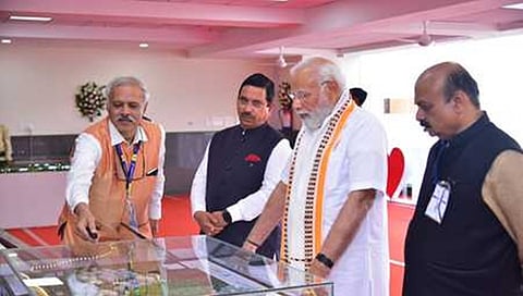 ಐಐಟಿ-ಧಾರವಾಡದ ನಿರ್ದೇಶಕ ಡಾ ವೆಂಕಪ್ಪಯ್ಯ ದೇಸಾಯಿ ಅವರು ಭಾನುವಾರ ಧಾರವಾಡದಲ್ಲಿ ಪ್ರಧಾನ ಮಂತ್ರಿ ನರೇಂದ್ರ ಮೋದಿ ಅವರಿಗೆ ಐಐಟಿ ಧಾರವಾಡದ ಹೊಸ ಕ್ಯಾಂಪಸ್‌ನ ವಿನ್ಯಾಸವನ್ನು ವಿವರಿಸಿದರು.