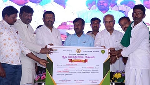 ಸಚಿವ ಶಂಕರ ಪಾಟೀಲ ಮುನೇನಕೊಪ್ಪ ಅವರು ಸೋಮವಾರ ರಾಯಚೂರಿನಲ್ಲಿ ಫಲಾನುಭವಿಗಳಿಗೆ ವಿವಿಧ ಯೋಜನೆಗಳ ಪ್ರಮಾಣ ಪತ್ರ ವಿತರಿಸಿದರು.