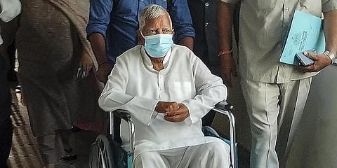 ಆರ್‌ಜೆಡಿ ಮುಖ್ಯಸ್ಥ ಲಾಲು ಪ್ರಸಾದ್ ಯಾದವ್ ದೆಹಲಿಯಲ್ಲಿ ಉದ್ಯೋಗಕ್ಕಾಗಿ ಭೂ ಹಗರಣ ಪ್ರಕರಣಕ್ಕೆ ಸಂಬಂಧಿಸಿದಂತೆ ರೂಸ್ ಅವೆನ್ಯೂ ಕೋರ್ಟ್‌ಗೆ ವಿಚಾರಣೆಗೆ ಹಾಜರಾದರು