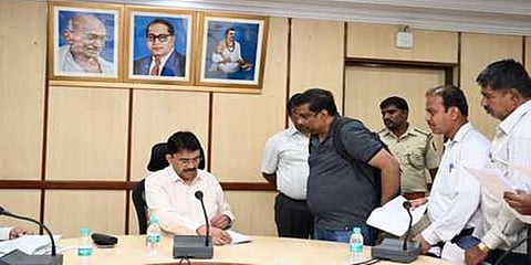 ತಮ್ಮ ಸಮಸ್ಯೆಗಳನ್ನು ಬಿಡಿಎ ಆಯುಕ್ತರ ಮುಂದಿಡುತ್ತಿರುವ ಸಾರ್ವಜನಿಕರು