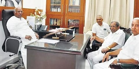 ಖರ್ಗೆ ಭೇಟಿ ಮಾಡಿದ ಲಿಂಗಾಯತ ಮುಖಂಡರು