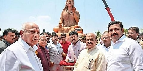 ಶಿಕಾರಿಪುರ ತಾಲೂಕಿನ ಉಡುತಡಿಯಲ್ಲಿ ನಡೆದ ಅಕ್ಕಮಹಾದೇವಿ ಪ್ರತಿಮೆ ಅನಾವರಣ ಕಾರ್ಯಕ್ರಮದಲ್ಲಿ ಸಿಎಂ ಬಸವರಾಜ ಬೊಮ್ಮಾಯಿ, ಮಾಜಿ ಸಿಎಂ ಬಿ ಎಸ್ ಯಡಿಯೂರಪ್ಪ, ಬಿಜೆಪಿ ಮುಖಂಡ ಬಿ ವೈ ವಿಜಯೇಂದ್ರ