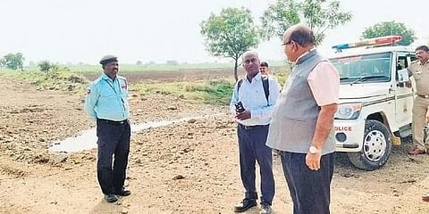 ಜವಳಿ ಪಾರ್ಕ್ ಸ್ಥಾಪನೆಗೆ ಸ್ಥಳ ಪರಿಶೀಲನೆ ನಡೆಸುತ್ತಿರುವ ಸಂಸದ ಉಮೇಶ್ ಜಾಧವ್.