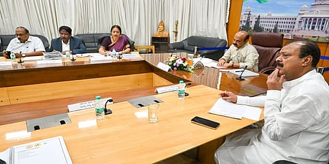 ಅಧಿಕಾರಿಗಳ ಜೊತೆಯಲ್ಲಿ ಸಿಎಂ ಬೊಮ್ಮಾಯಿ ಸಭೆ
