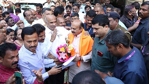ಮುಖ್ಯಮಂತ್ರಿಗಳಿಗೆ ಅಭಿನಂದನೆ ಸಲ್ಲಿಸಿದ ಸರ್ಕಾರಿ ನೌಕರರು.