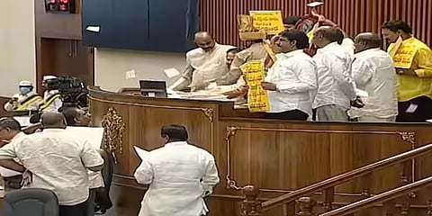 ಸ್ಪೀಕರ್ ಪೀಠದ ಬಳಿ ಪ್ರತಿಭಟನೆ ನಡೆಸುತ್ತಿರುವ ಟಿಡಿಪಿ ಶಾಸಕರು