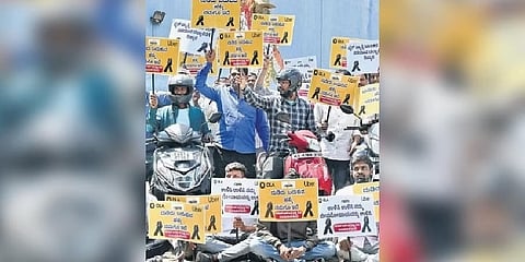 ಆಟೋರಿಕ್ಷಾ ಮತ್ತು ಕ್ಯಾಬ್ ಚಾಲಕರಿಂದ ಕಿರುಕುಳ ಆರೋಪ ಮಾಡಿ ಬೈಕ್ ಟ್ಯಾಕ್ಸಿ ಅಸೋಸಿಯೇಷನ್ ಸದಸ್ಯರು ಭಾನುವಾರ ಫ್ರೀಡಂ ಪಾರ್ಕ್‌ನಲ್ಲಿ ಪ್ರತಿಭಟನೆ ನಡೆಸಿದರು
