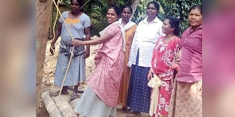 ಕೇರಳ: ಕುಡಿಯುವ ನೀರಿಗಾಗಿ ಬಾವಿ ತೋಡಲು ಸ್ನೇಹಿತೆಗೆ ಸಹಾಯ ಮಾಡಿದ 7 ಮಹಿಳೆಯರು!