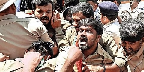 ಪ್ರತಿಭಟನಾನಿರತ ಆಟೋರಿಕ್ಷಾ ಚಾಲಕರು.