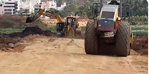 ಹೊಸಕೆರೆ ಹಳ್ಳಿ ಕೆರೆ ಮಧ್ಯೆ ನಡೆಯುತ್ತಿರುವ ರಸ್ತೆ ನಿರ್ಮಾಣದ ಚಿತ್ರ
