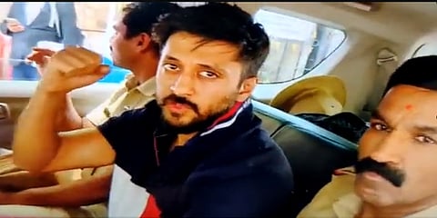 ಚೇತನ್ ನನ್ನು ಕರೆದೊಯ್ಯುತ್ತಿರುವ ಪೊಲೀಸರು