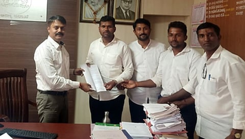 ಭೀಮಗಡ ವನ್ಯಜೀವಿ ಅಭಯಾರಣ್ಯ ವ್ಯಾಪ್ತಿಯ ಶಿರೋಳಿ, ಹೇಮಡ್ಗಾ, ನೇರಸ ಮತ್ತು ಸುತ್ತಮುತ್ತಲಿನ ಗ್ರಾಮಗಳ ನಿವಾಸಿಗಳು ಸೋಮವಾರ ಬೆಳಗಾವಿಯ ಉಪ ಅರಣ್ಯ ಸಂರಕ್ಷಣಾಧಿಕಾರಿ ಹರ್ಷಾ ಬಾನು ಅವರಿಗೆ ಮನವಿ ಸಲ್ಲಿಸಿದರು.