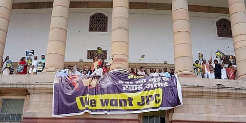 ಸಂಸತ್ತು ಭವನ ಕಾರಿಡಾರ್ ನಲ್ಲಿ ಪ್ರತಿಭಟನೆ