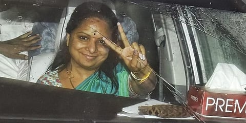 ಸೋಮವಾರ 10 ಗಂಟೆಗೂ ಹೆಚ್ಚು ಕಾಲ ವಿಚಾರಣೆಗೊಳಗಾದ ಬಳಿಕ ಕವಿತಾ ಅವರು ಇಡಿ ಕಚೇರಿಯಿಂದ ನಿರ್ಗಮಿಸುತ್ತಿರುವುದು.