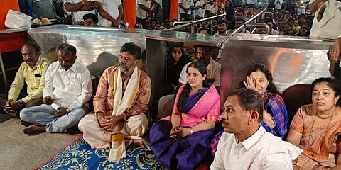 ಮಂಡ್ಯ ಜಿಲ್ಲೆ ನಾಗಮಂಗಲ ತಾಲ್ಲೂಕು ಶ್ರೀ ಆದಿಚುಂಚನಗಿರಿ ಕಾಲಭೈರವೇಶ್ವರ ದೇಗುಲದಲ್ಲಿ ಕೆಪಿಸಿಸಿ ಅಧ್ಯಕ್ಷ ಡಿ ಕೆ ಶಿವಕುಮಾರ್ ಹಾಗೂ ಉಷಾ ಶಿವಕುಮಾರ್ ಅವರು ಮಂಗಳವಾರ ಪೂಜೆ ಸಲ್ಲಿಸಿದರು