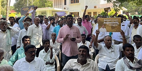 ಬೆಂಗಳೂರಿನ ಸಿದ್ದರಾಮಯ್ಯ ಸರ್ಕಾರಿ ನಿವಾಸ ಮುಂದೆ ಕೋಲಾರದ ಅಭಿಮಾನಿಗಳ ಪ್ರತಿಭಟನೆ
